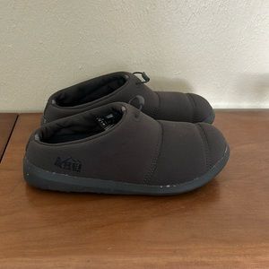 REI youth 4 Camp Dreamer slip-ons slippers camp shoes